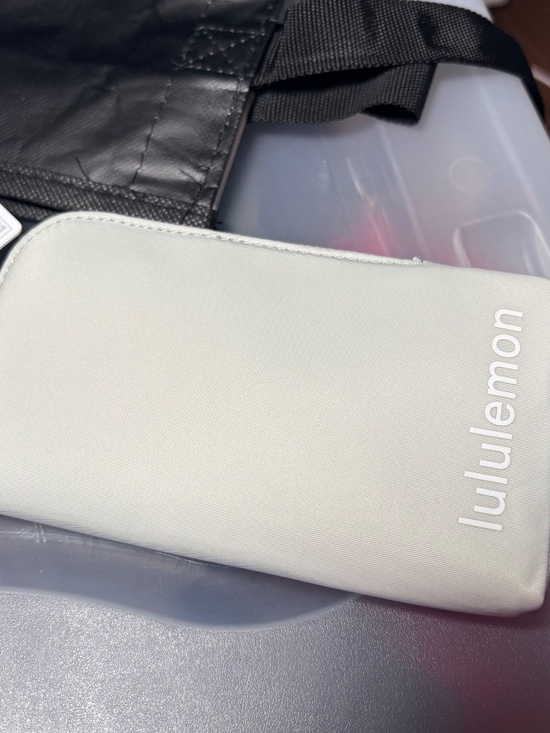 Lululemon Dual Pouch Wristlet Wallet New With Tags, Sold Out Color Vapor/White. - Picture 4 of 5